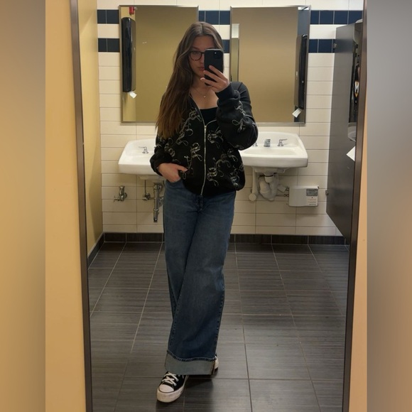 Hi, I’m Ali! I mostly wear trendy styles, neutrals, basic pieces and cute tops! - Picture 2 of 2